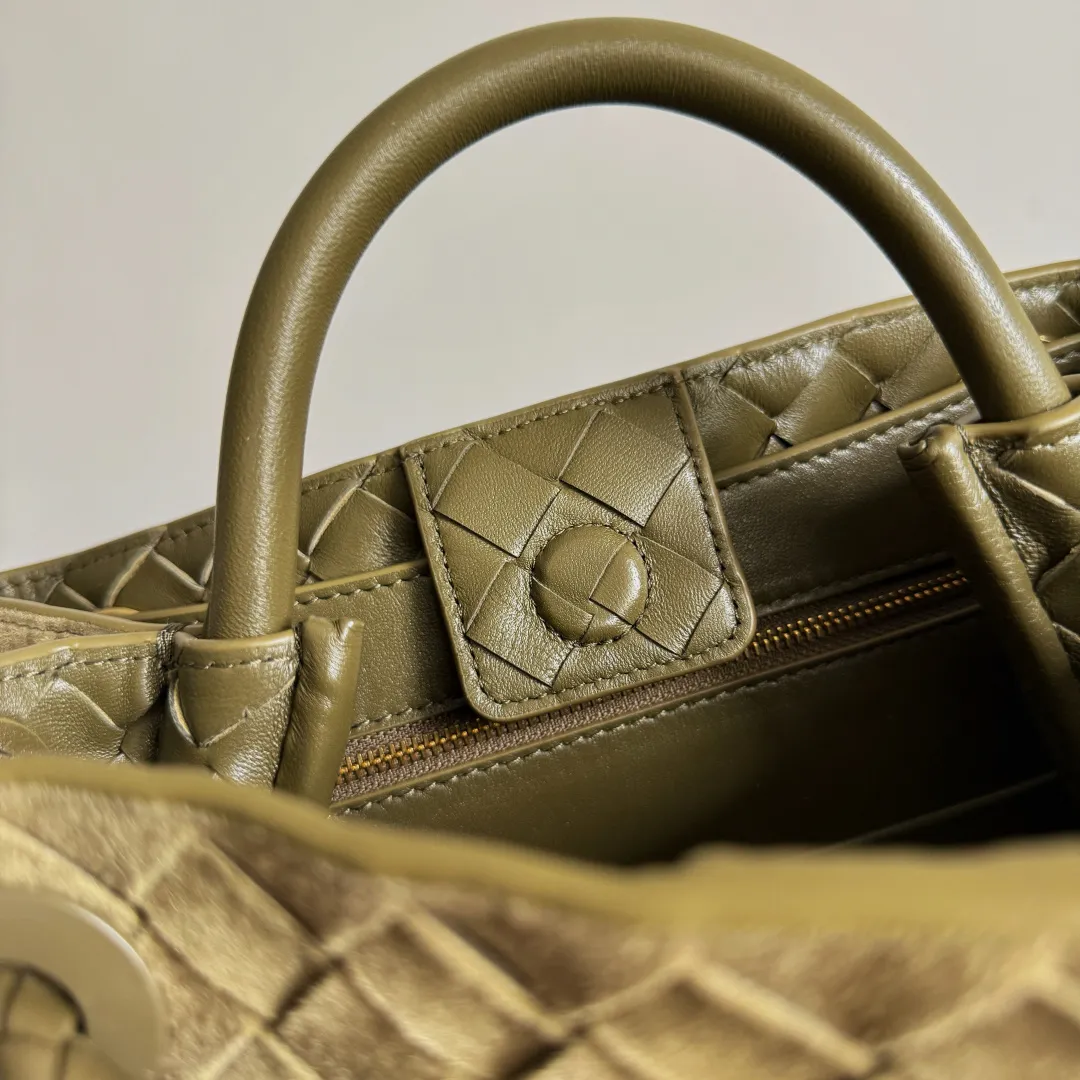 The 2023 new Andiamo batch of 1960 BV has been shipped‼ ️Really popular🔥The new Andiamo woven handbag launched by Bottega Veneta this season is really popular all over the world! ! Celebrities at home and abroad have worn it, and Oscar-winning actress Michelle Yeoh has taken it out on the street. Song Jia, Trai Yara, Yu Feihong, Sanji Ayaka, Rosie Hunting-Whiteley, Yoshioka Riho, etc. have all picked up this bag. It is classic and versatile, showing off its temperament, and the bag capacity is also large, which is very convenient for daily commuting! ! A variety of carrying methods, the shoulder straps can be adjusted by yourself, the original lambskin feels soft and delicate, and the neutral style is created to break gender boundaries and bring a more practical and longer-lasting use experience. Andiamo, which has both elegant and casual styles, perfectly interprets the true appearance of "fashionable old money style". Style number: 743568 (suede) Size: 25*22*10.5cm